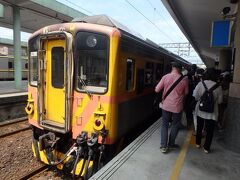 瑞芳駅に到着。すぐに乗り換えの為に跨線橋を渡って平溪線のホームへ。するとすでに乗車待ちの観光客が多くいて驚き。積み残しの心配はなさそうだが、かなり車内は混雑しそうだ。