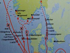 ベルゲン城砦博物館に展示してあった1940年4月9日のドイツ攻撃地図である。
ノルウェー南部の攻撃についてはこの地図が最も詳しい。航路図を見ると、オスロの占領と、国王の誘拐を意図した艦隊は、デンマーク、コペンハーゲンとスウェーデンとの間の海峡を通ることなく進行したのは、見つかり難いと考えたのではないか。オスロ占拠のドイツ艦隊の構成は、2隻重巡、1隻軽巡、3隻魚雷艇、8隻掃海艇で構成されていた。

