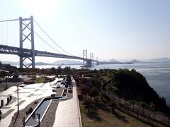 展望台へ登ってみます。
瀬戸大橋の全景を見ることが出来ます。
お～～絶景。
四国まで続いてる。