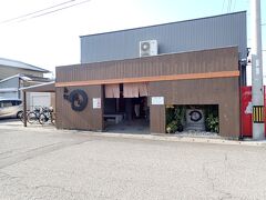 そして・・
香川といえば讃岐。
讃岐といえばうどんよね～。
宇多津町から丸亀へ。
「綿谷」さんへやってきました。
幹線道路からすぐ。駐車場が広めでわかりやすい。
フォートラさんでフォローさせていただいている方の
旅行記を参考にさせていただきました。
