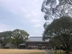 吉香公園内にある岩国高校記念館。