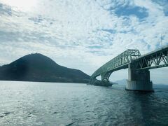 電車の中から周防大島と大島大橋。