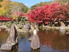 渓石園の池の中の石の上に立っていた白い小さな石像