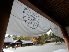 北海道神宮。
本殿内では参拝時にちょうど結婚式を行っていました。