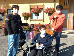 ホテル花水木を後にして・・・
なばなの里にやって来ました。

いきなり母が車いすに座っていますが・・・
さすがに母の手を引いて移動するのに疲れた次男君。
おばあちゃんを車椅子に乗せて移動する方法を提案。
母も、昨夜のイルミネーションを見に来た時に疲れたみたいで、すんなりとOKしました。
車椅子は貸出し無料でした。
出入り口の係の方に、車椅子を借りたいと申し出ると、所定の用紙に記名し、電話番号などを書いたら貸して頂けます。
ありがたいです。