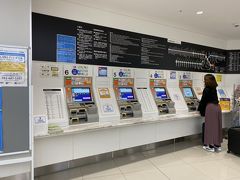 まずは駅券売機で切符を購入。
この福岡空港の到着フロアからエスカレーターを降りると駅の改札と言うアクセスには毎度感動しますね。