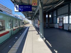 およそ5分ほどで高宮駅に到着です。
ここで駅を出て線路沿いを東に。