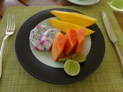 今日もチャオプラヤー川を眺めながらの朝食ブッフェで一日がスタートします。
スタートといっても、朝食後もお部屋でゴロゴロ、プールサイドでゴロゴロ、マッサージに行き全身グニャグニャになる・・・という日中を過ごします(;^_^）