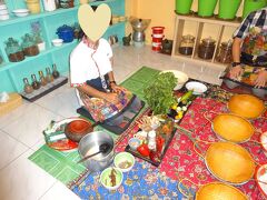 こちらが先生です。お名前忘れちゃいましたが、以前FRAUにも載ってた先生でした！英語で明るく楽しくユーモアを交えて、たくさんお話ししてくれる先生です。
床に布を敷いて材料が並べられ、その周りを囲むようにみんなでコの字型で座ります。