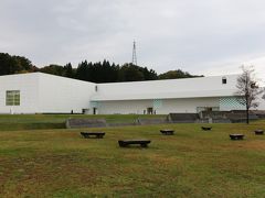 青森に到着したのは、夕方でしたが、なんとか
青森県立美術館の開館時間に間に合いました。
