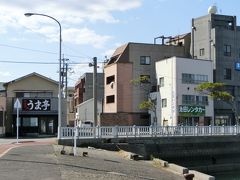 昨日電話しておいた「池田レンタカー」さんは港からも見える位置にありました。この旅では、ドラクエウォーク仲間かつ4travelのousaruさんに本当にお世話になりました。
池田レンタカーさんもousaruさんの紹介です^^

ousaruさんの旅行記はこちら↓
https://4travel.jp/traveler/ousaru

80歳のとても感じのよいおばあさまが迎えてくださいました。
原付は苦手だけど、車は120km/hでぶっ飛ばすし、船まで運転できるというかっこいいおばあさま!(^^)!
3時間で2000円（+ガソリン満タン返し）です。
もし福江島を原付で回りたいとお考えの方、ぜひ～☆

しょっぱなこの写真にもある「うま亭」さんで名物の五島うどんをいただこうと思ってたのに、本日終了の札が･･･なにやら嫌な予感がします･･･