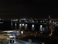 303号室からの夜景。
横浜ベイブリッジ、鶴見つばさ橋。