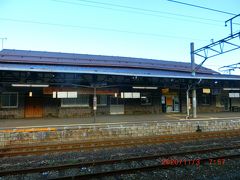 世界的にも有名な北海道登別温泉の玄関口なのにちょっと寂しい駅舎に感じます。早朝なので誰もいません。