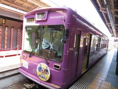 四条大宮行きに乗ります。たった１両のかわいい電車です。