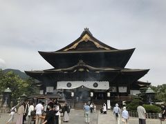 小布施、湯田中温泉、善光寺

http://matitabiasobi.fc2.net/blog-entry-260.html

　小布施駅についたのはちょうどお昼頃でした。小布施散策の始まりは、高井鴻山記念館から。高井鴻山がどんな人なのかは知りませんが、古い建物があったら入りたくなる性格なので、さっそく中へ。　立派なお屋敷を、じっくりと見学します。2階からは、街並みを一望できるわけではありませんが、街並みの雰囲気は伝わりました。その後は、小布施堂のモンブランをいただきます。
　小布施を満喫したあとは、湯田中温泉へ向かいました。今晩の宿は、華灯りの宿加命の湯です。よろづやの姉妹館でもあり、よろづや名物の桃山風呂も堪能しました。翌日は善光寺へ。

 
