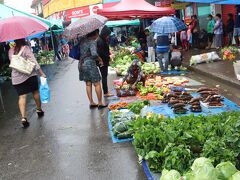 食べ物自体はたくさんある。
シンガトカマーケットという市場周辺でウロウロ♪♪