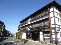 鳥取砂丘を後にして今夜のお宿、「岩井旅館」さんです。特に温泉街みたいなものはありません、外観はいい感じです。