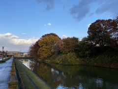 駅近くにある山形城跡の霞城公園を少しだけ散策します。
お堀の周りの紅葉もすっかり色づいています。