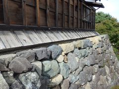 そして丸岡城といえばスカートみたいなコレ、雨水が入り込むのを防ぐための水切り屋根。
