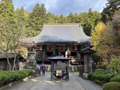 最初に目の前に現れるのは根本中堂。
山寺と言われる立石寺の本堂に当たります。

なお、立石寺は天台宗に属していて、860年に慈覚大師円仁によって建立されたそうです。