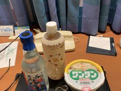 ホテルに帰って夜食。
いつもは、ミニカップの沖縄そばですが、小さな泡盛びんと、それを売っている店が無くて、ワンタンになっちゃいました。