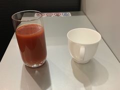空港に到着して、クラスJにアップグレードしようとしましたが、タッチの差で取られました（泣）
とりあえずラウンジ華。
トマトジュースと、持ち込み禁止の泡盛を頂くためのコーヒーカップ。