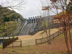 続いて、丹沢湖の下の三保ダムの下にある、ダム広場までやって来ました。
がらがらです。