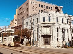 一件目終わり、ちょっと時間が空いたので、大好きな元町方面ぶらぶら。
歴史ある佇まい。電車も来て、いい感じ。