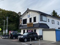 城下にあるお寿司屋さんに行ってみた。のれんはかかっていたがお昼の営業はとうに終わってしまっていた。まあ人の少ない地域だし、桜の季節以外は観光客もまばらだからそうだよね。