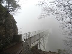上もやはり霧ってる。マリエン橋へ行ってみたが、何も見えない・・・。