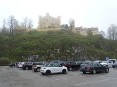 ホーエンシュバンガウ城の下の駐車場からお城を眺める。