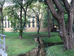 歩いて到着

北海道大学

構内に川まで流れてるよ。
噂に聞いてましたが大きいな～