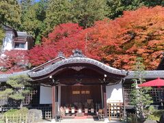 下呂温泉に到着。
チェックインまでまだ時間があったため、紅葉で有名な「温泉寺」へ。