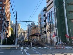 都電が走っています。
道路との交差点に信号がついていました。