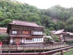 本日のお宿は東山温泉「向瀧」。会津を代表する、いや東北きっての名旅館。おそらく人生で泊まった中で一番高級なところだと思われる。最も安い部屋でも一泊2万円程度。