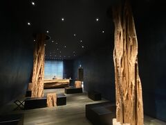 北谷から読谷村への道が少し渋滞していたので宿泊先に着いたのは１８時くらいでした。チェックインは１５時から可能。駐車場の案内後、エントランスへ。しかしチェックイン手続きはお部屋で行います。

ここは深海をイメージしているそう。スタッフさんが丁寧に対応してくれました。結局初日のこの時しかエントランスを通る機会が無かったです。