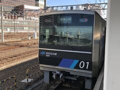 名古屋に到着後、リニア　鉄道館に向かうため、あおなみ線へ乗り換え。あおなみ線のプラットホームは端にひっそりとたたずんでいます。お客さんが名古屋駅とは思えないほど少ない…。
出発すると途中まで近鉄線と並行しながら走ります。そしてしばらくすると大型の船やコンテナが並ぶ港エリアへ走ります。