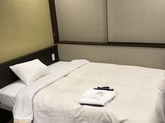 宿泊したのは、伏見にある都心の天然温泉名古屋クラウンホテル。
温泉がウリのこちらのお宿は新しさは感じませんが、ベッドサイズも比較的大きくて満足です。