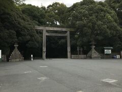 二日目の朝は、熱田神宮からスタート。
全日本大学駅伝のスタート地点にもなっている西門です。