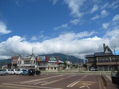 駅前から伸びる通りの先には磐梯山。高原リゾートの玄関口という感じで誠によくできた駅である。