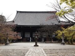 鈴聲山　真正極楽寺　れいしょうざん　しんしょうごくらくじ
通称　真如堂

984年、比叡山の戒算が夢告をうけ、常行堂の本尊の阿弥陀如来を神楽岡東の東三条院詮子（一条天皇の生母）の離宮に安置したのが始まりです。
992年に一条天皇の勅許を得て本堂が創建され、念仏の道場として、女性の信仰を集めました。