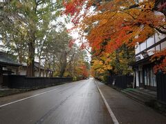ホテルから歩いて２０分ほどで角館の内町武家屋敷通りに到着する。通りに並ぶ武家屋敷の黒板塀と鮮やかな紅葉がマッチして非常に美しい。