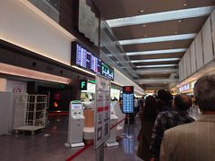 おはようございます。
午前７時５０分、羽田空港第１ターミナルです。２月に長崎に行って以来のひっさびさの飛行機でワクワクします。

いつにも増して保安検査待ちの列が。間隔を空けたり、検温や消毒などの措置も増えたため、時間がかかっているのでしょう。
自粛期間中は閑古鳥が鳴いていた羽田空港ですが、なかなかの人出です。

初めておサイフケータイ機能でチェックインしようとしましたが、一発でうまくいかなかった…
他にも交通系ICカードの機能とかも入れているせいでしょうか。