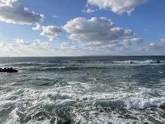 桑川駅降りると道の駅があり、すぐ目の前が海です。帰りの電車は14:40 桑川発なので、しばし海を眺めながらのんびり過ごします。　