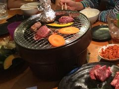 夕食は、ペンションから歩いて10分くらいの炭火焼肉まるかめ。焼肉をいっぱい食べて、明日の登山のために栄養をチャージします！