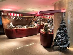 東京・西新宿『Hilton Tokyo』1F

『ヒルトン東京』の【ショコラブティック】の写真。

このシーズンは毎年、クリマスマーケット風の飾り付けで
楽しい雰囲気なので好きです♪

ホテルでは 館内一斉にクリスマス・イルミネーションと
デコレーションが始まり、華やいだフェスティブシーズンの
訪れを告げます。