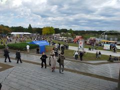 ご飯食べ終わってさらに1時間ほど？で到着した国営ひたち海浜公園。
もともとは米軍基地だったとのこと。返還されて公園にしたらしい。
へー。

さすがにこれだけ天気が良いと人が多いね。
外国人観光客が少ないので悪くないだろう。