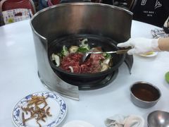 五迷たちと合流し、石頭火鍋
ごま油で炒めたお肉に、スープを投入し、
コクがあってめっちゃ美味しいお鍋でした。