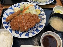 かつふじ 宮津店ミップル

お得なランチをいただきました。窓際の席であれば海を眺めながら食事ができる、コスパ良しなとんかつやさんでした。
本当なら京都のGoTo Eat食事券が使える店なのに、ファミマの紙切れで発券できない期間だったのよね。ほんと、あれは段取り悪かった。食事券を販売しておいて、印刷する紙がありませんってどういうこと？

