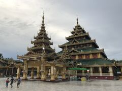 雨も止んだので観光再開です。
おそらく町で一番大きなパゴダ「Shwe Taung Zar Pagoda」（シュエダウンザー・パゴダ）へ。